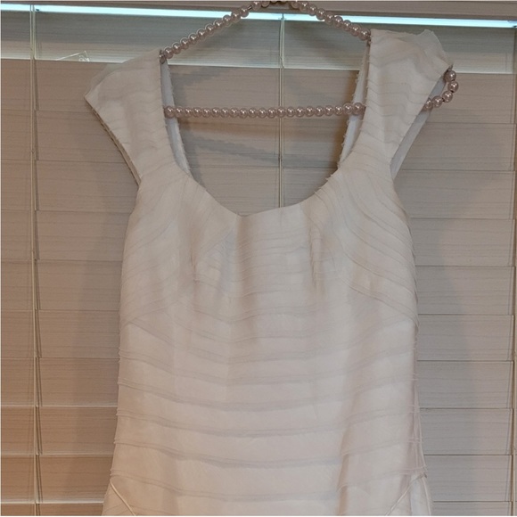 Flattering wedding gown by Theia - Picture 7 of 12